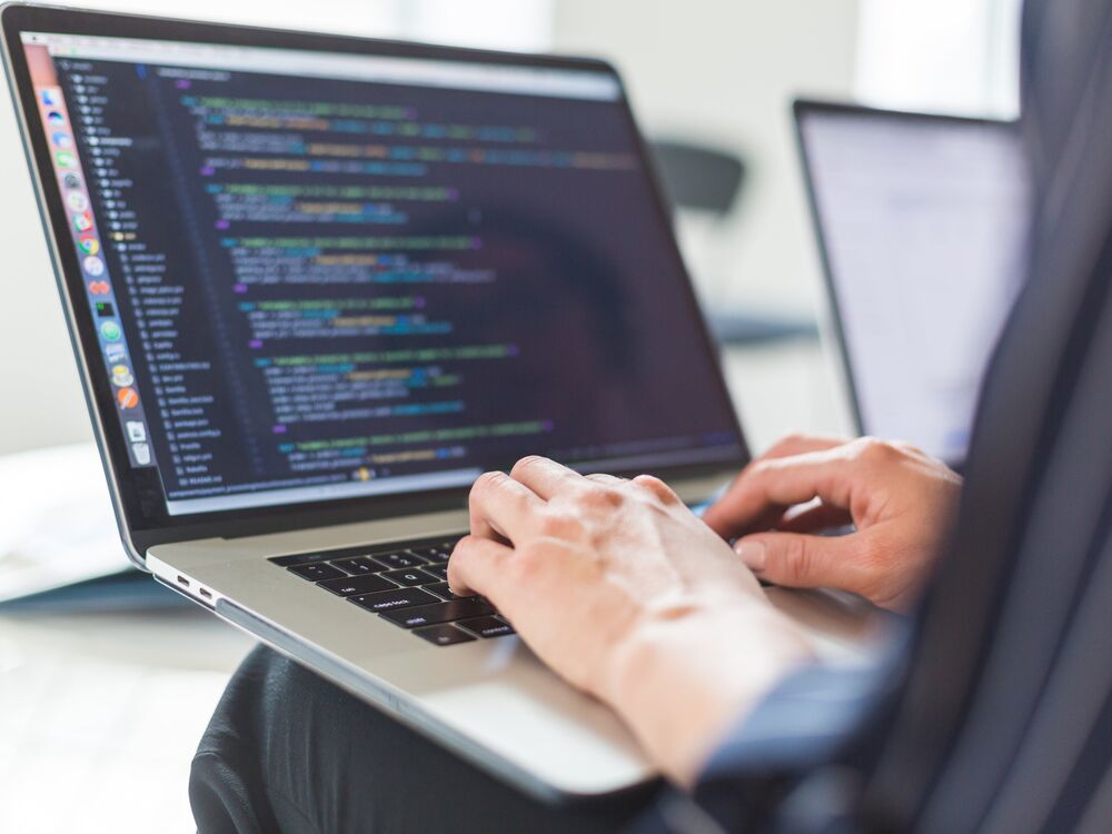 Code Center — fejlesztő munka közben